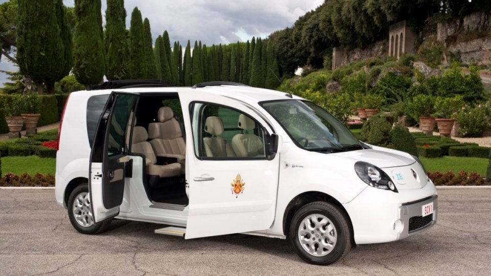 Même le pape croît á l’avenir des voitures électriques